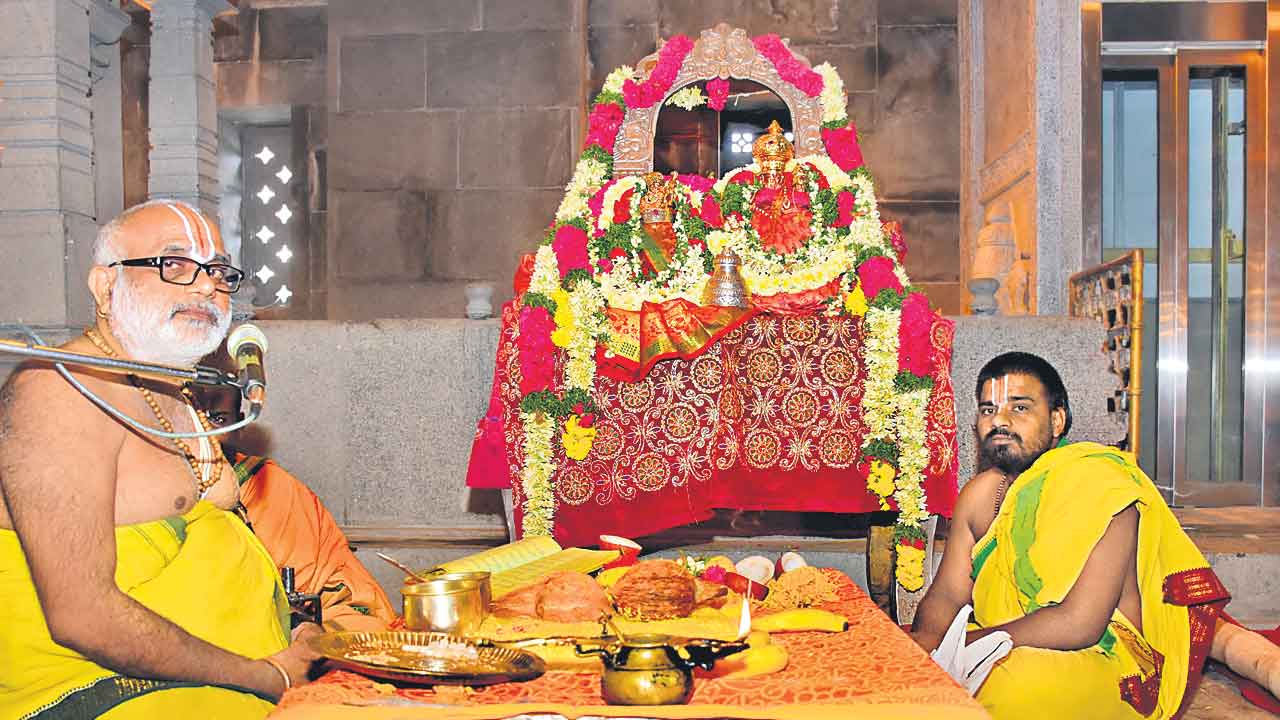 స్వయంభువులకు పంచామృతాభిషేకం