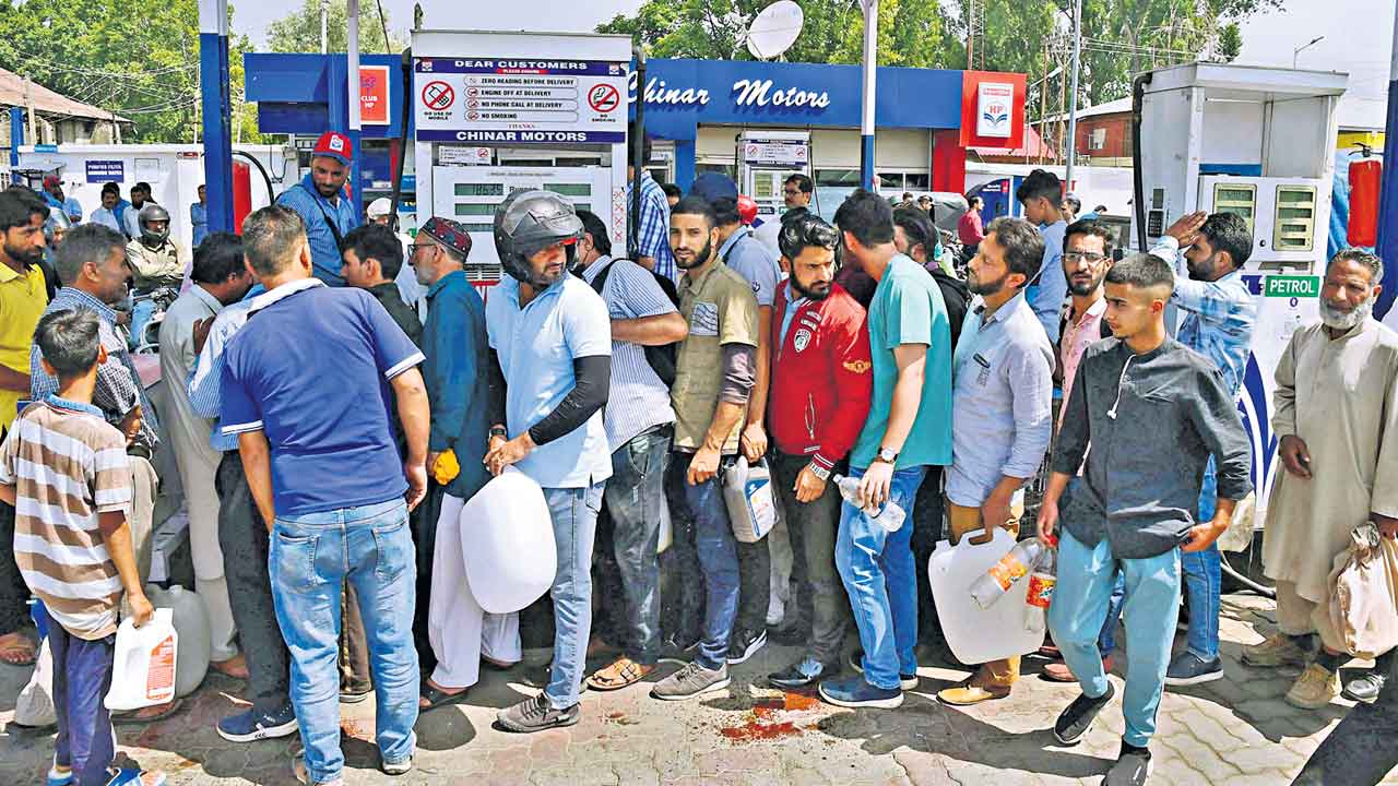 పెట్రోల్‌ కొరతపై వదంతులు.. బంకుల ముందు బారులు