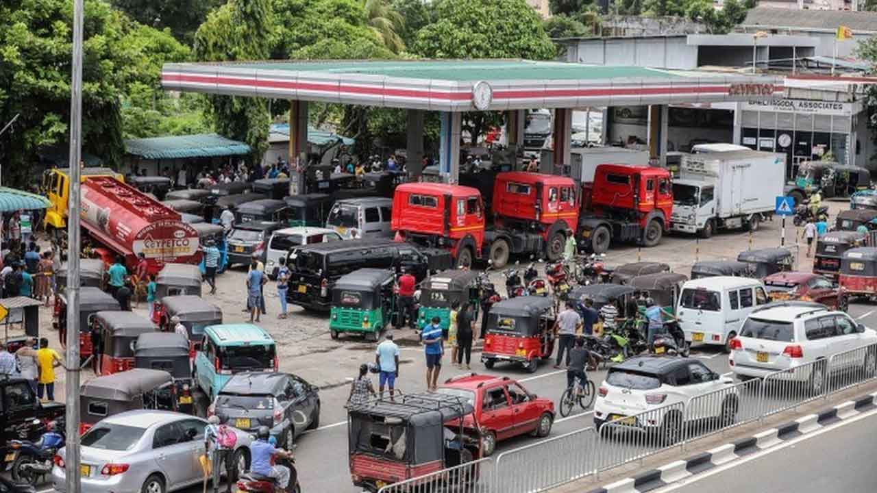 పెట్రోల్‌ కోసం రోజంతా క్యూ లైన్‌లోనే