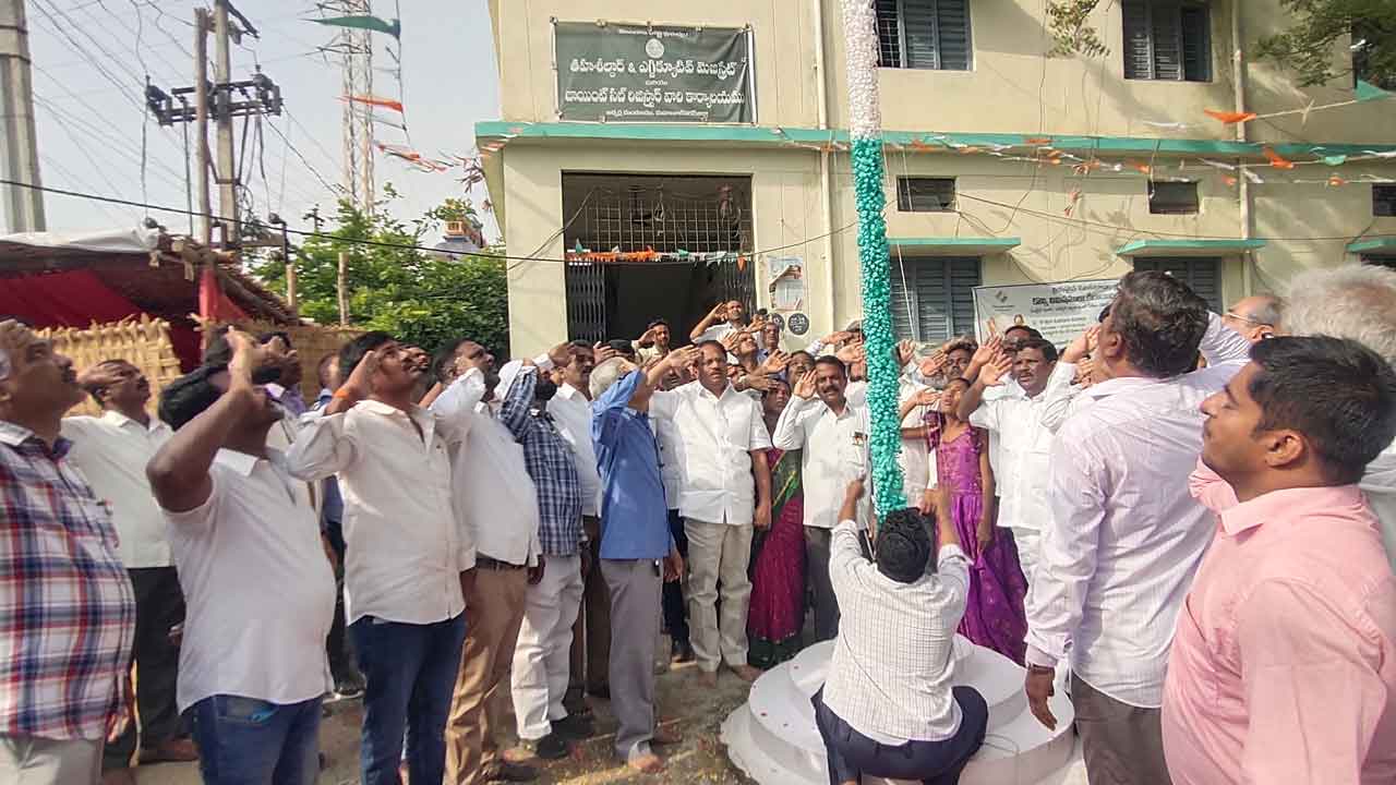 సంబురంగా..అంబరాన్నంటిన రాష్ట్ర అవతరణ వేడుకలు