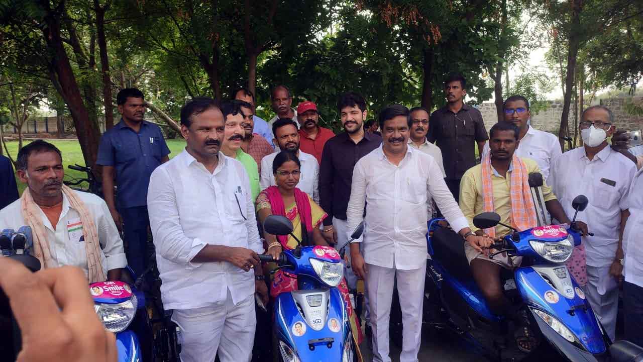 గిఫ్ట్‌ ఏ స్మైల్స్‌..20 స్కూటీలు, 200 సైకిల్స్‌ పంపిణీ