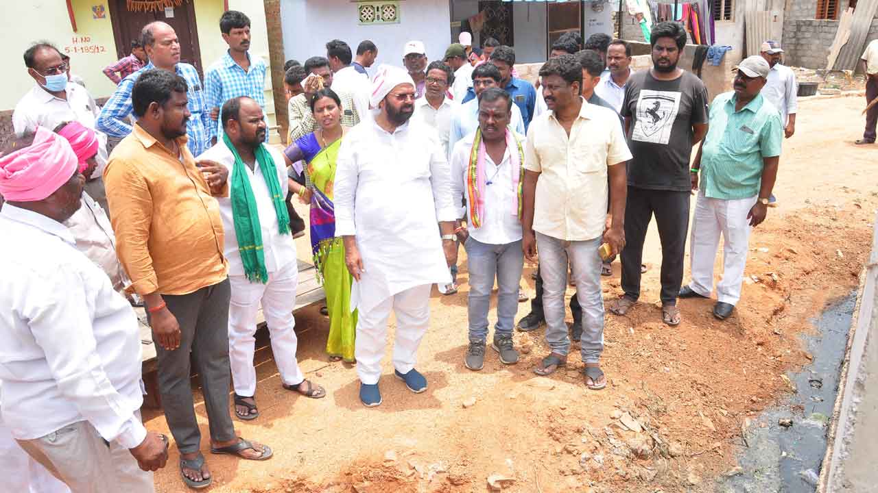 సమస్యలు వింటూ.. తనిఖీలు చేస్తూ..