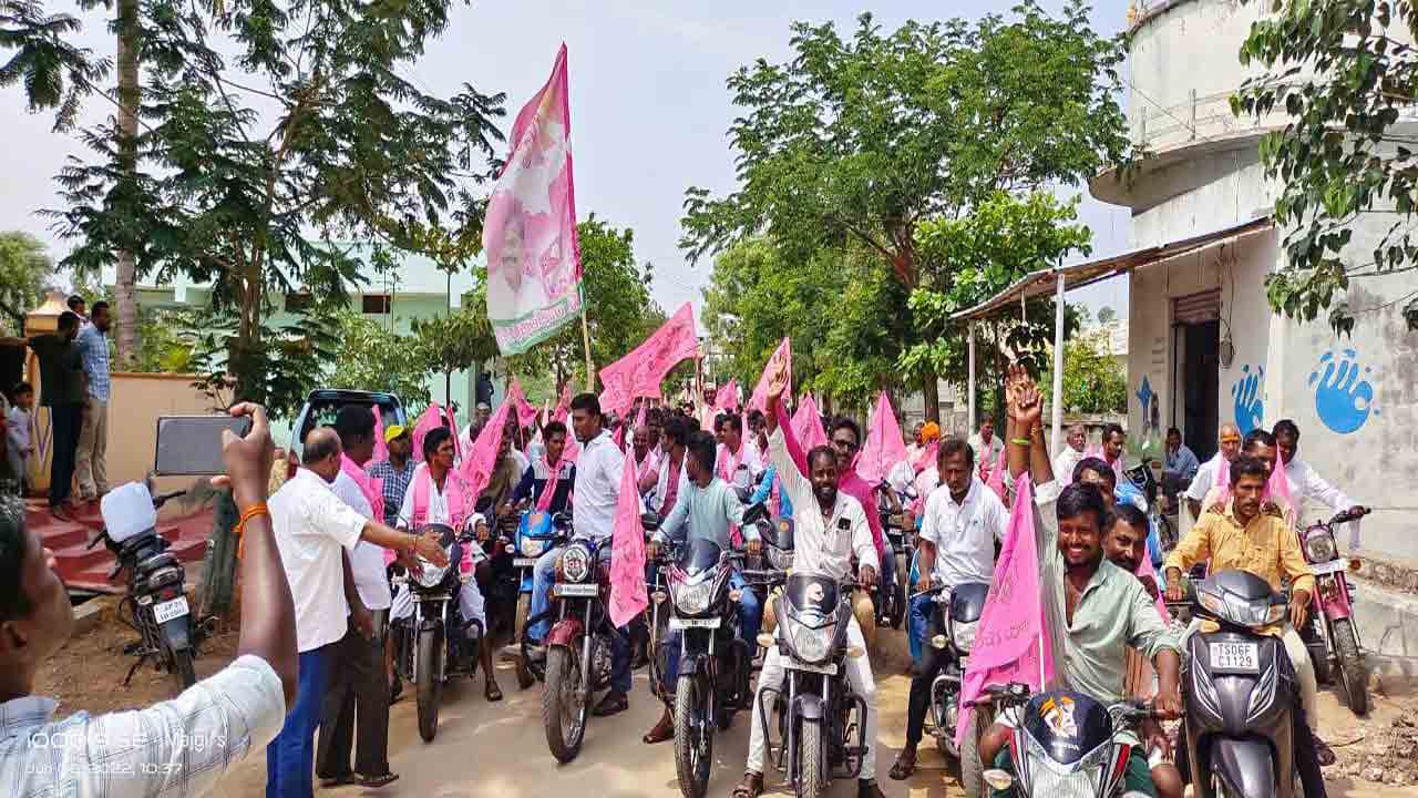తరలివచ్చిన గులాబీ శ్రేణులు