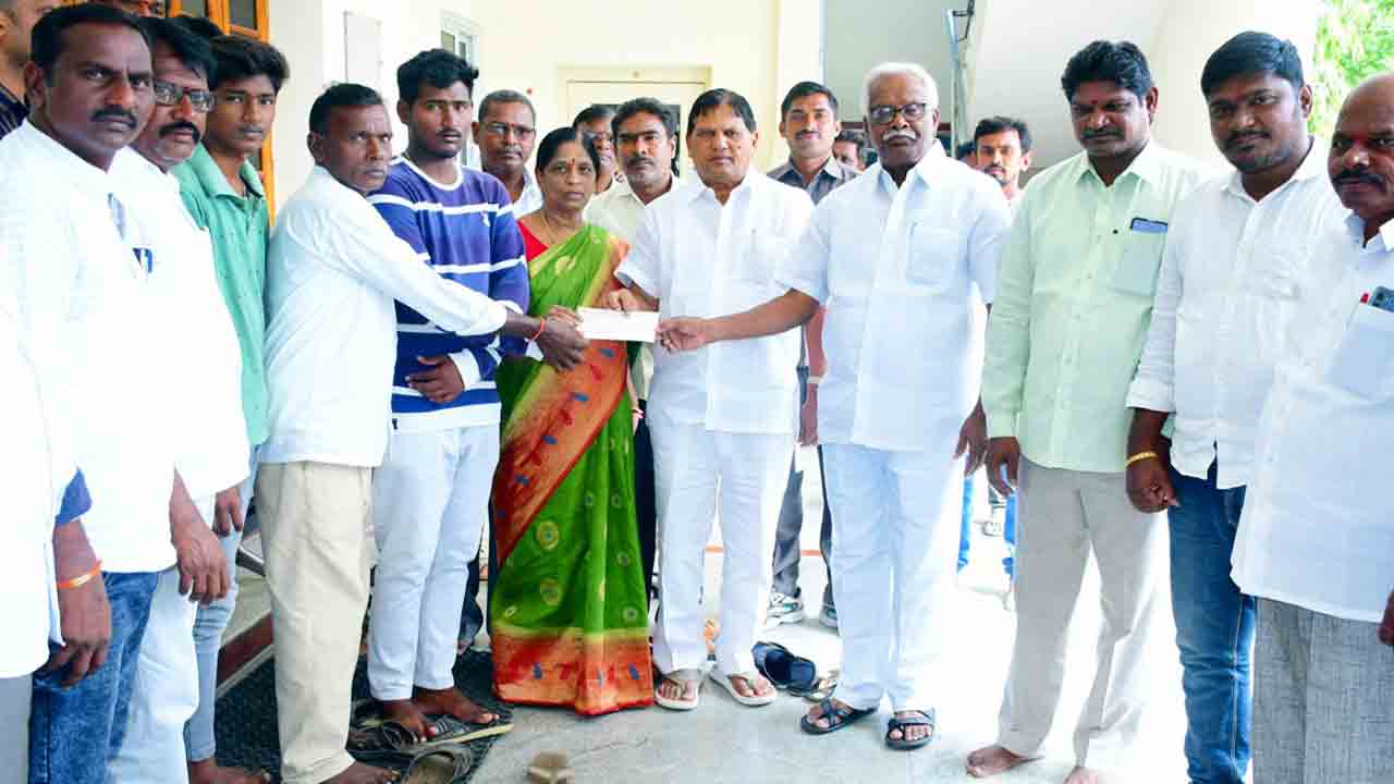 కార్యకర్తలకు అండగా టీఆర్‌ఎస్‌