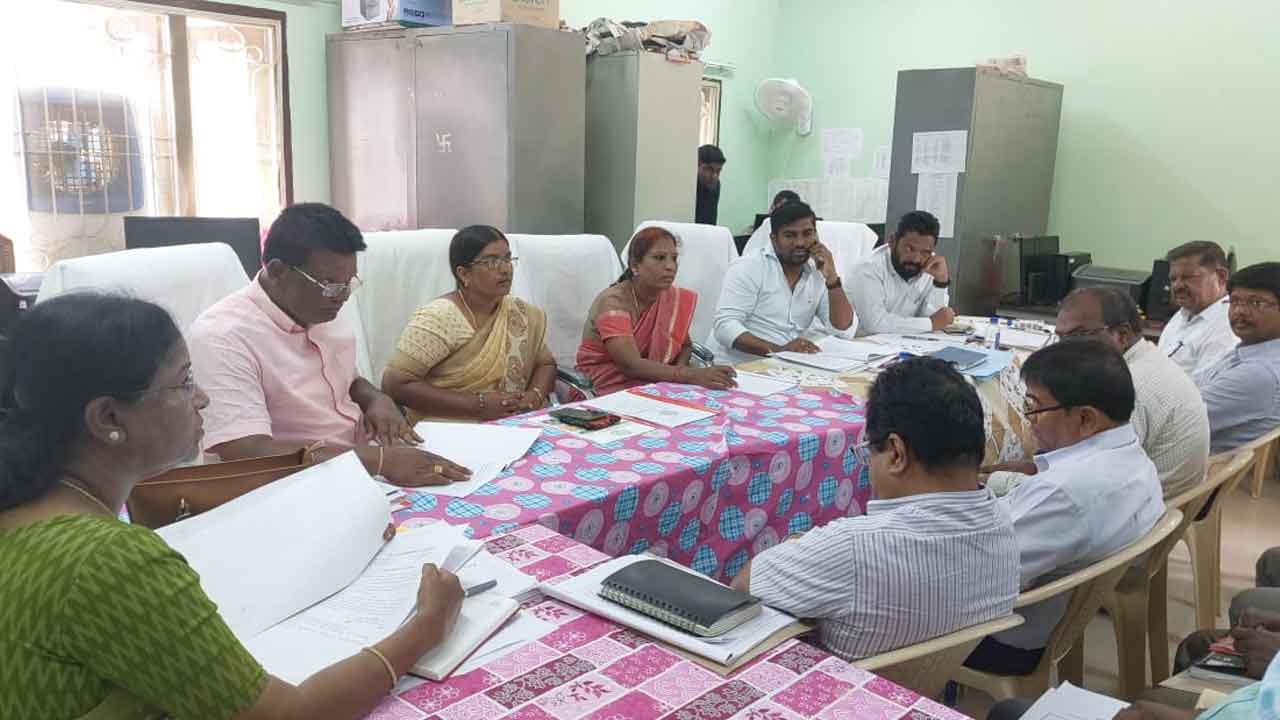 ప్రజాప్రతినిధులకు సమాచారం ఇవ్వాలి