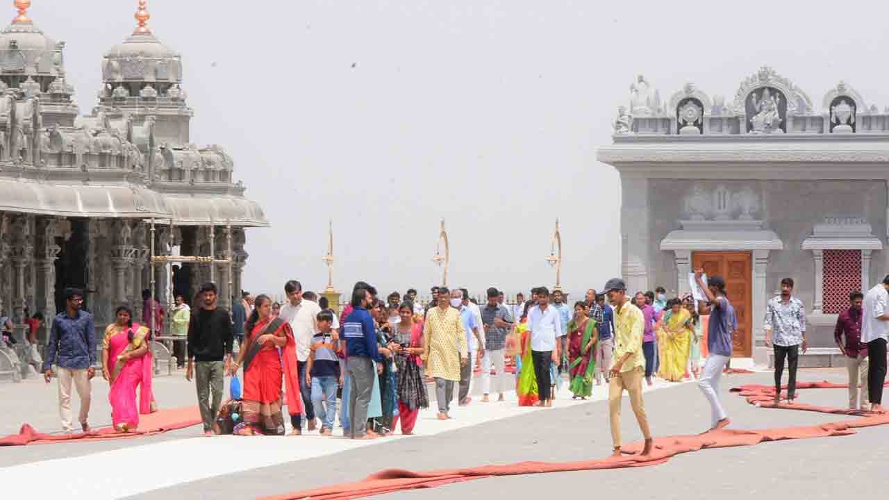 యాదాద్రిలో భక్తుల సందడి