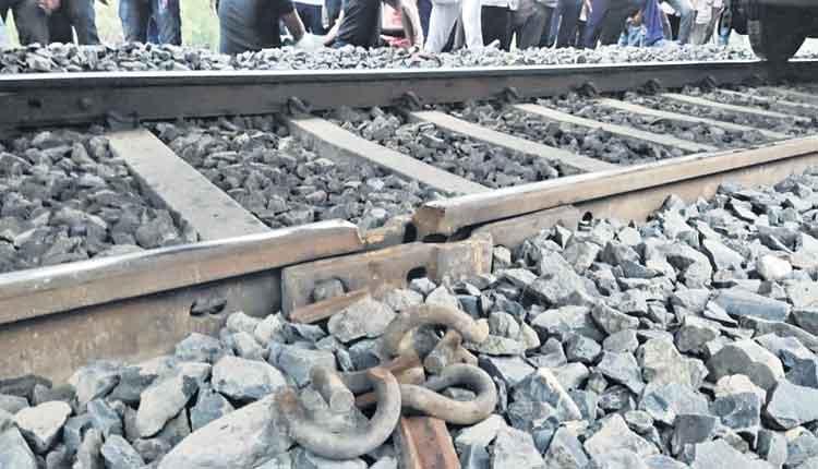 కోసాయిలో తెగిన రైలు పట్టా