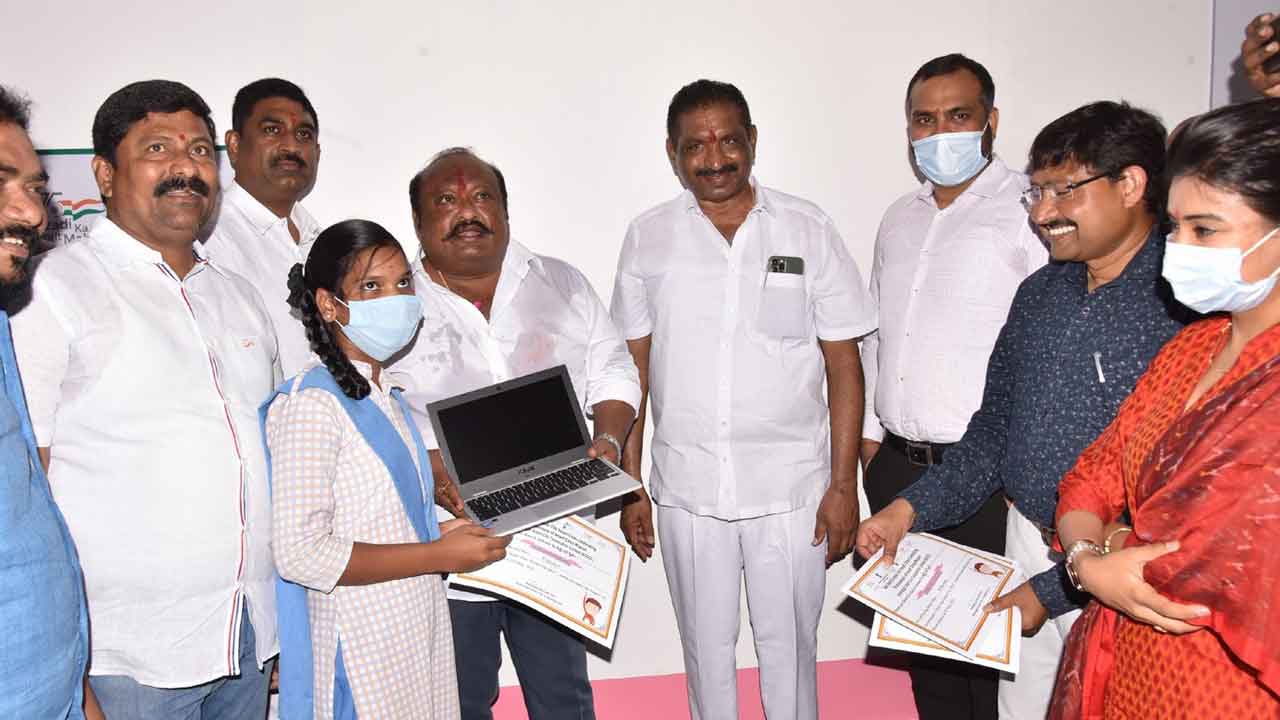 కార్ఖానాగడ్డ బడిలో స్మార్ట్‌ క్లాస్‌ రూం