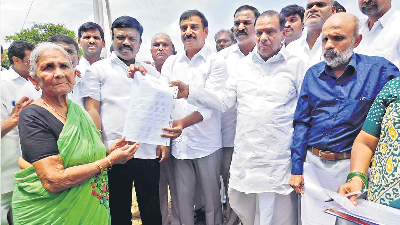 ఈటలపై రైతు గెలుపు