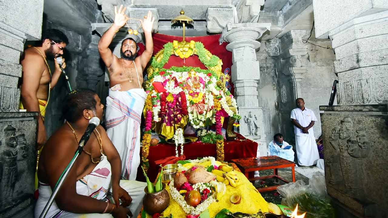 యాదాద్రిలో శాస్ర్తోక్తంగా నిత్య కైంకర్యాలు