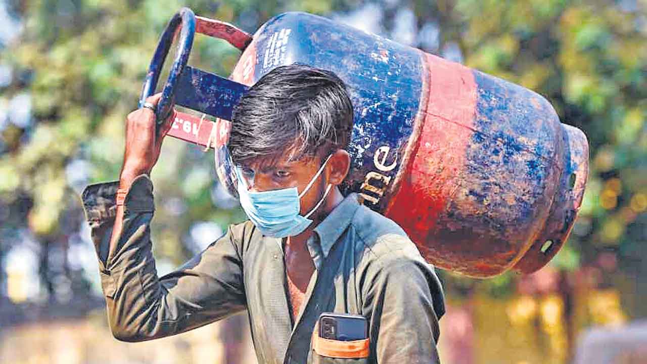 వడ్డించేది బారానా.. తగ్గించింది చారానా