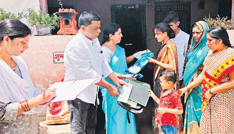 సర్కారు బడికి పంపితే కానుక!