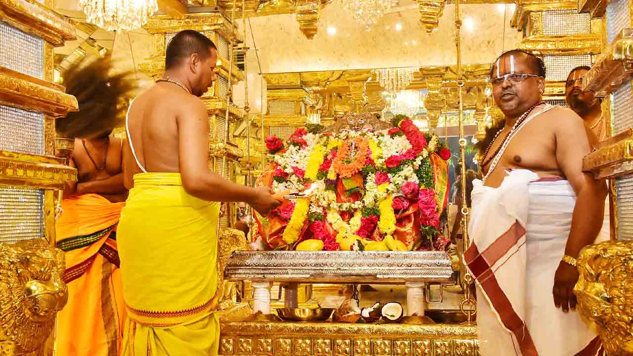 యాదాద్రిలో వైభవంగా లక్ష పుష్పార్చన