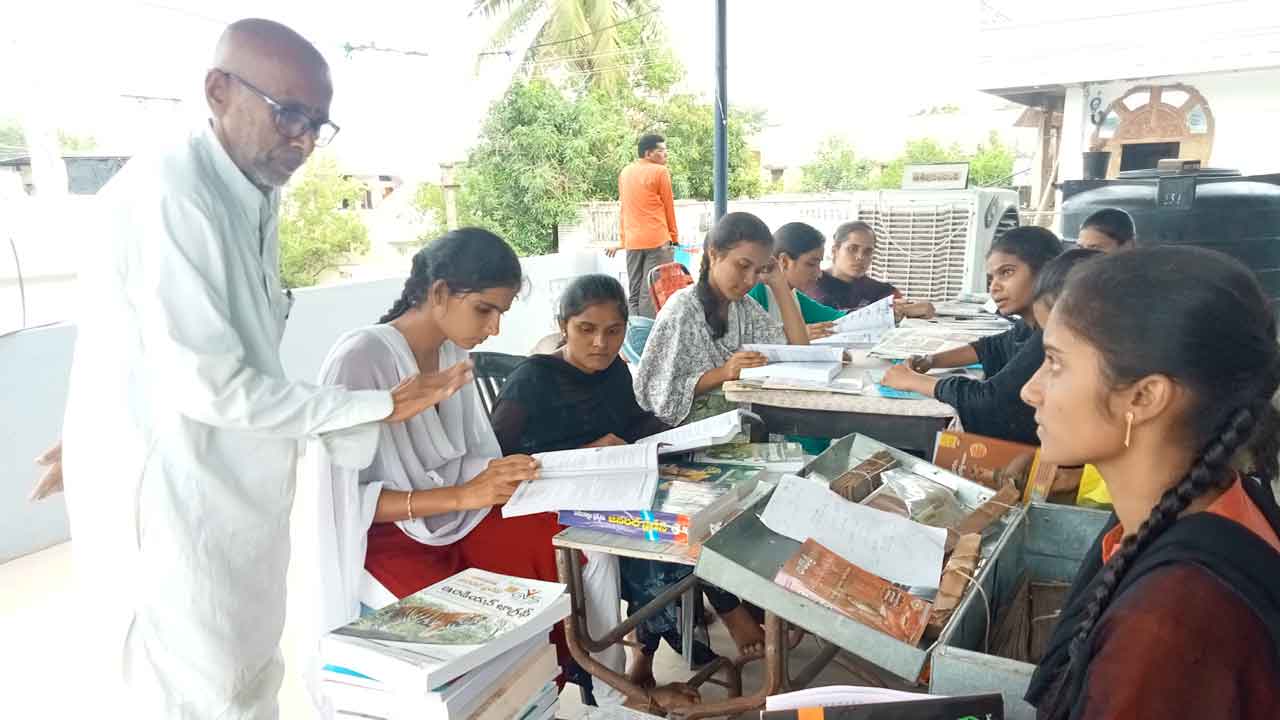 అతడి ఇల్లే.. విజ్ఞాన నిలయం