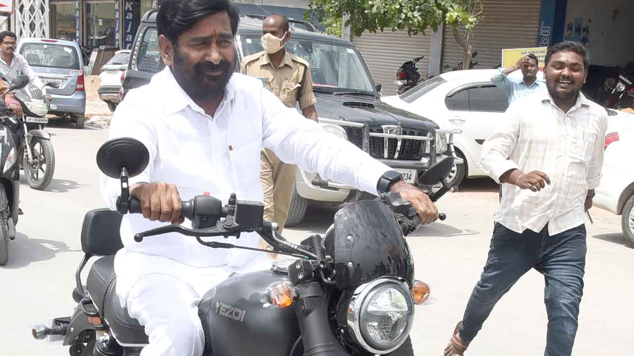 బుల్లెట్‌పై మంత్రి జగదీశ్‌రెడ్డి