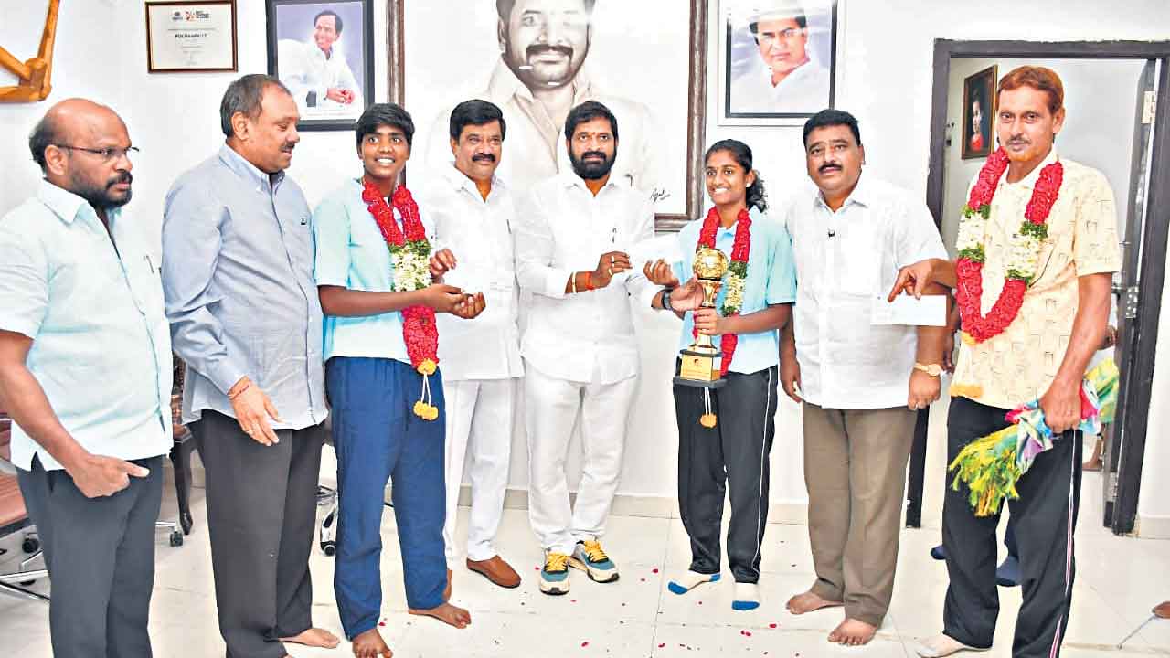 శ్రీకృతి, ఐశ్వర్యకు మంత్రుల అభినందన