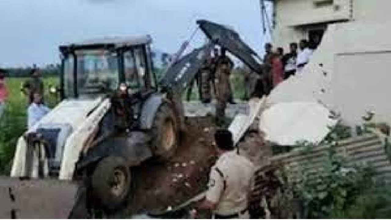 నర్సీపట్నంలో టెన్షన్‌.. అయ్యన్నపాత్రుడి కుటుంబ సభ్యుల ధీక్ష ప్రారంభం