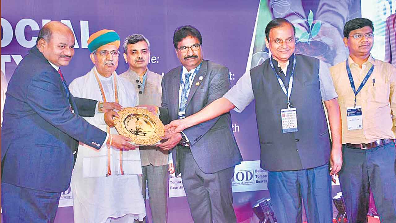 ఈఎస్‌సీఐకు గోల్డెన్‌ పీకాక్‌ అవార్డు