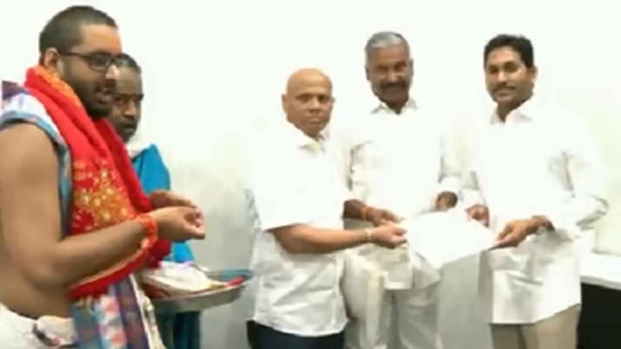 వకుళమాత ఆలయంలో విగ్రహ ప్రాణ ప్రతిష్ఠ.. ఏపీ సీఎంకు ఆహ్వాన పత్రిక అందజేత