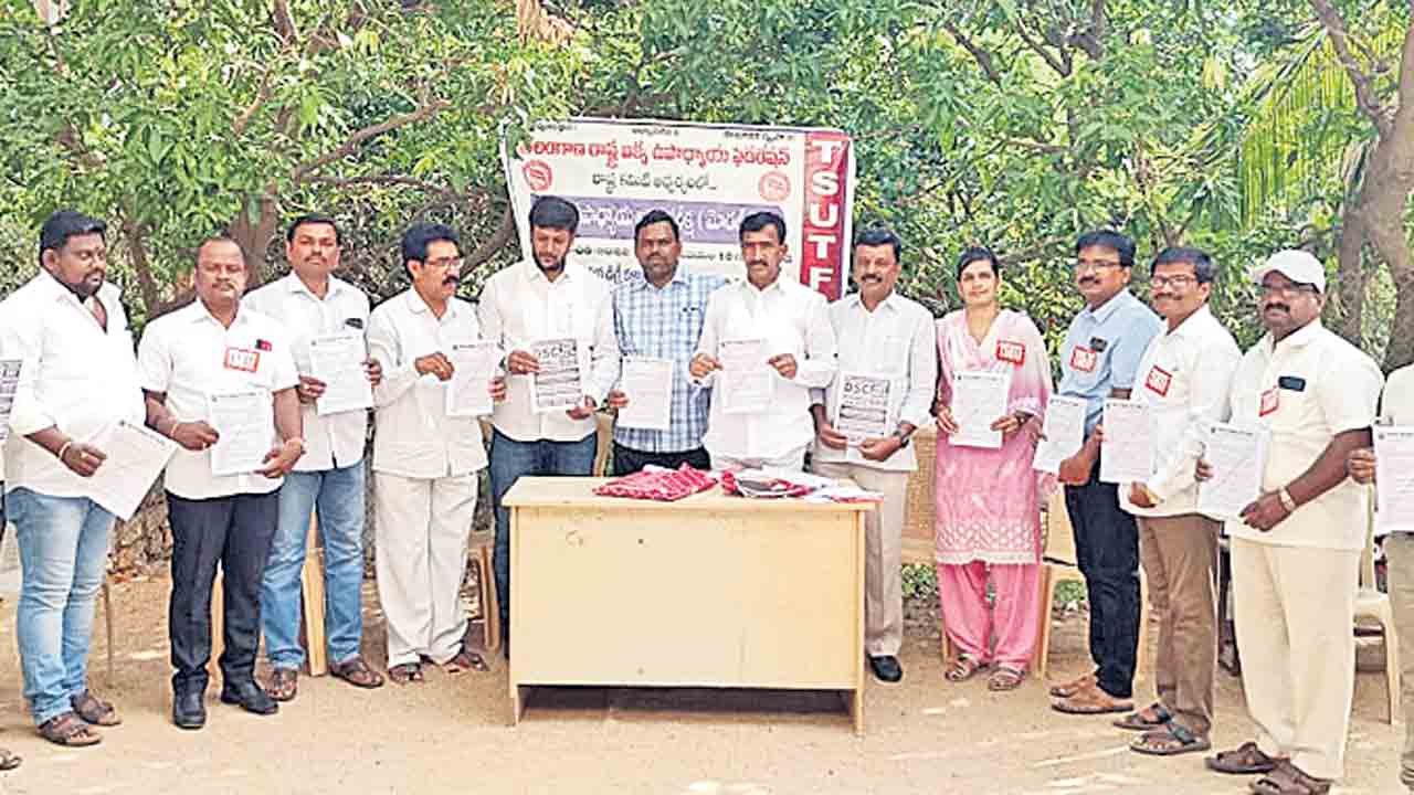 ఉద్యోగ సాధన లక్ష్యంగా చదువుకోవాలి