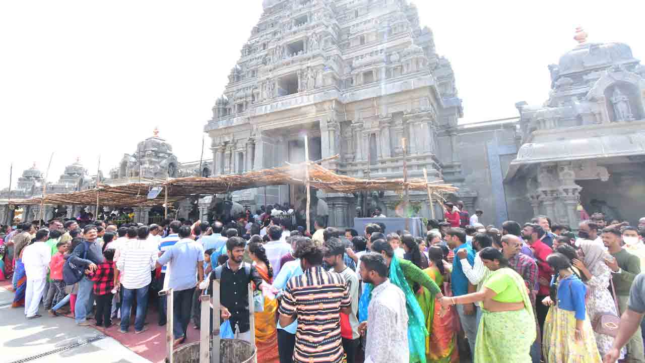 యాదాద్రిలో భక్తజన కోలాహలం