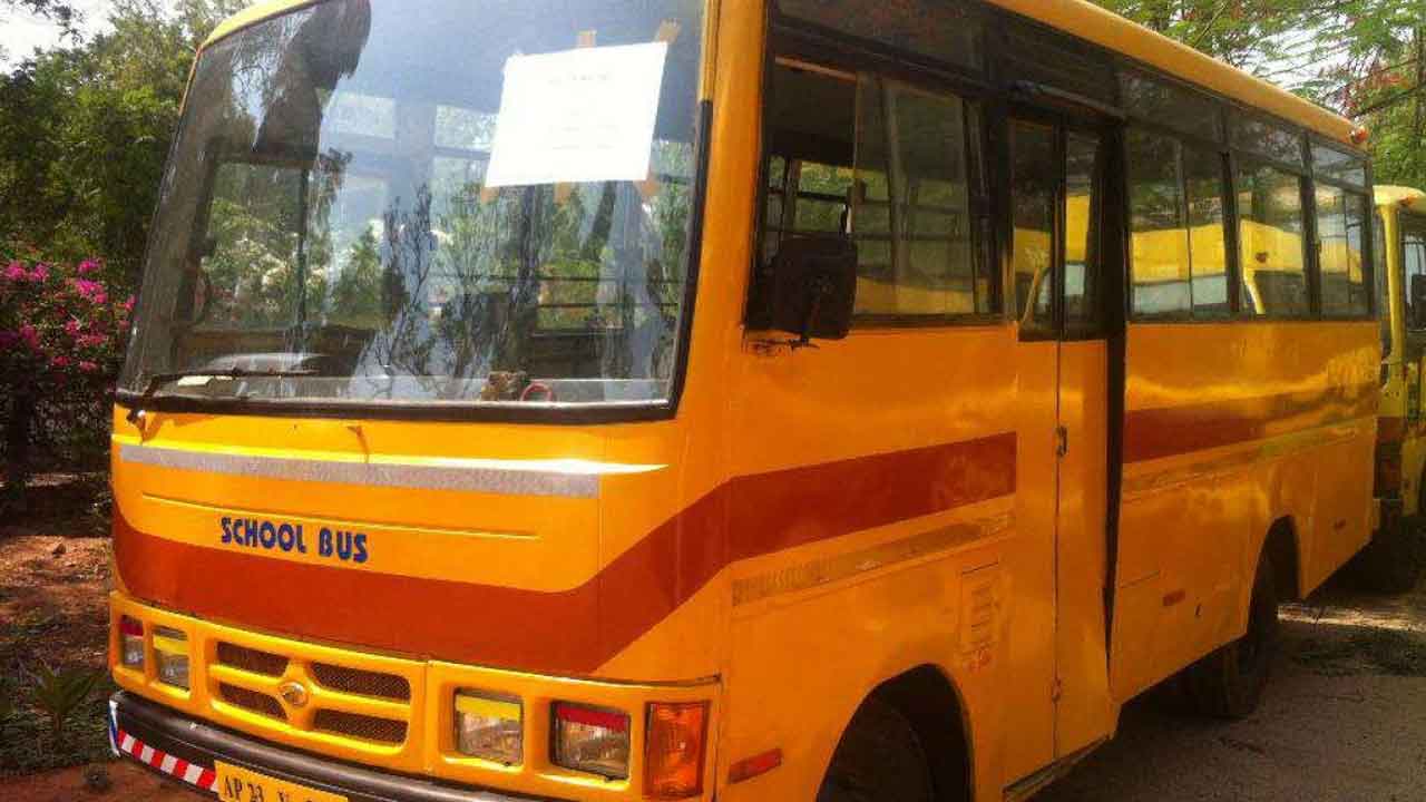 ‘ప్రైవేట్‌’ బస్సు.. పరీక్షకు వెనుకడుగు..