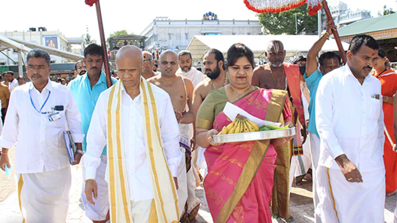 శ్రీవారి పాదాల చెంత క‌ల్యాణ‌మ‌స్తు ముహూర్త ప‌త్రికకు ప్రత్యేక‌పూజ‌లు