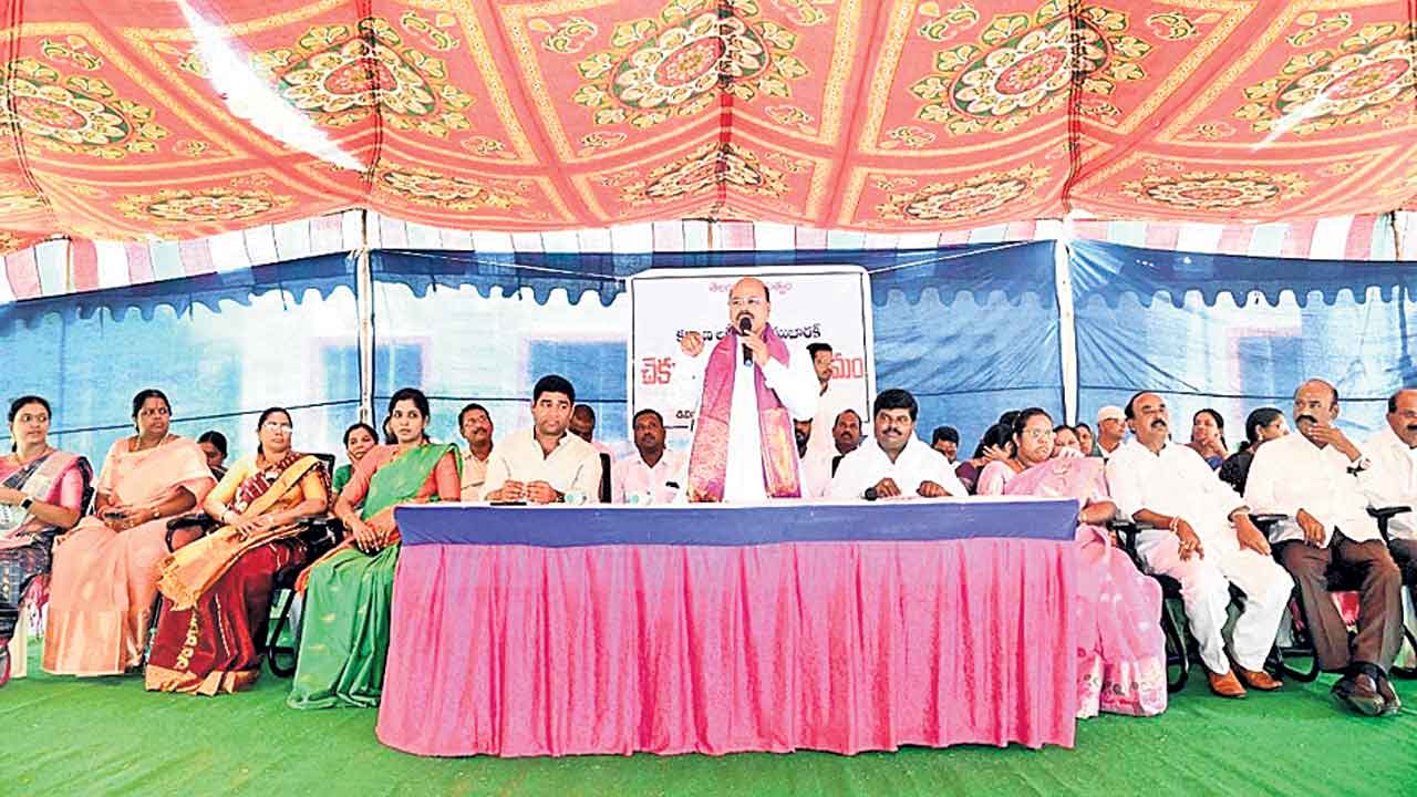 ఇంటికొచ్చి కల్యాణలక్ష్మి చెక్కులిస్తాం