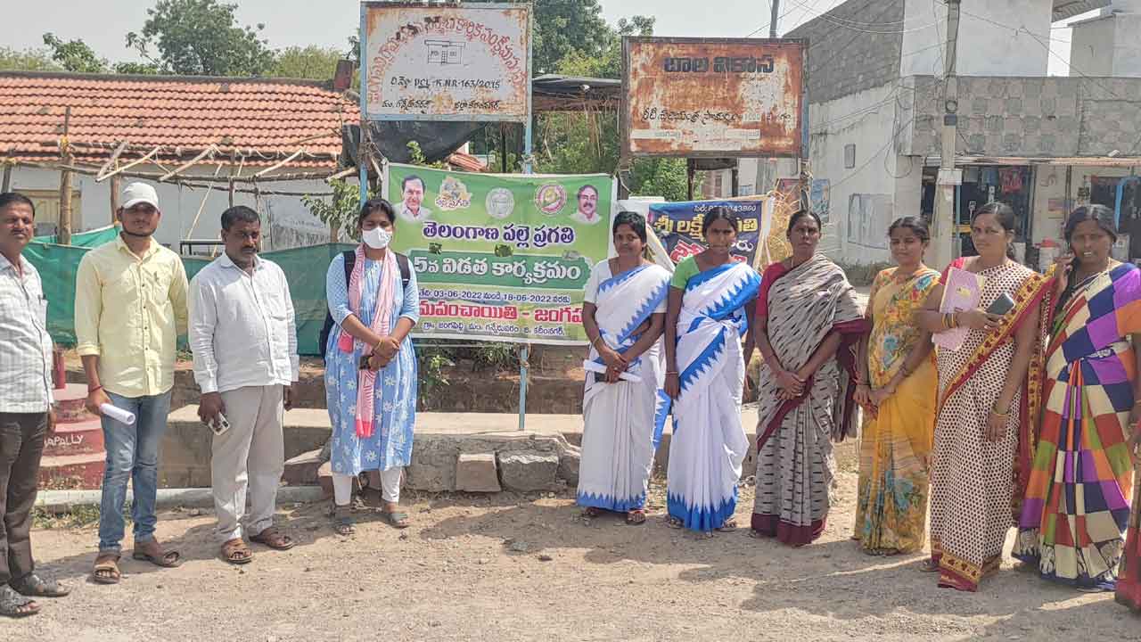 వీధుల్లో పర్యటన.. పారిశుధ్యం పరిశీలన