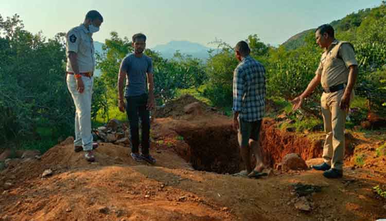 ఏక్వాయిపల్లి అటవీ ప్రాంతంలో తవ్వకాలు