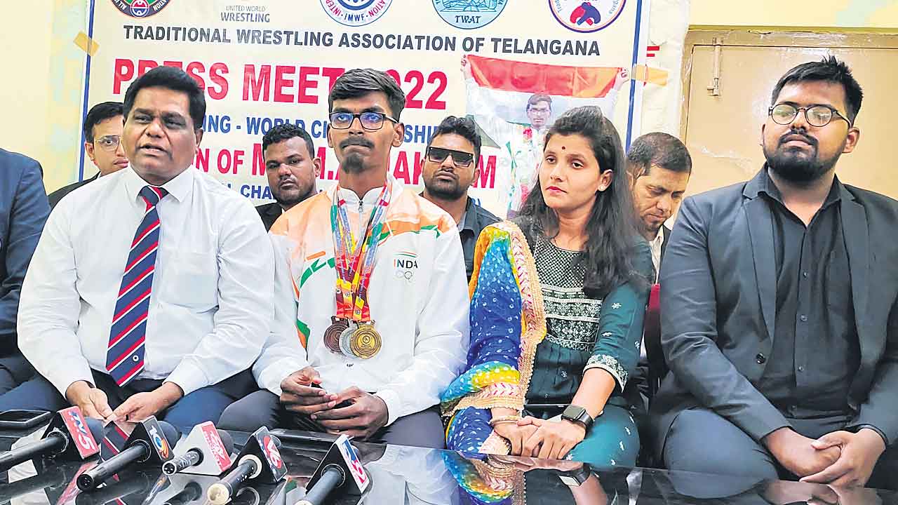 మాస్‌ రెజ్లింగ్‌ చాంపియన్‌షిప్‌కు హకీం