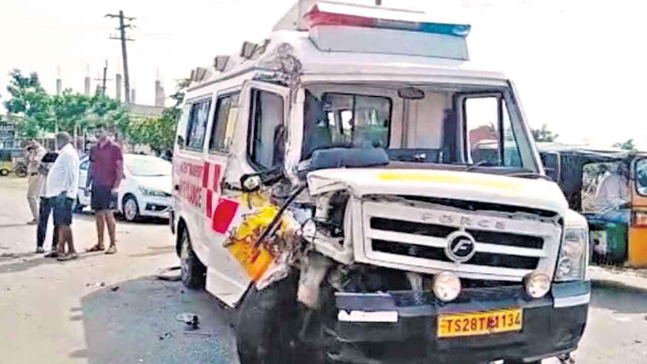 లారీని ఢీకొన్న అంబులెన్స్‌