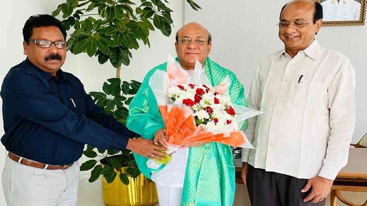 ఎంపీ దామోదర్‌రావును కలిసిన ఎస్‌యూ వీసీ