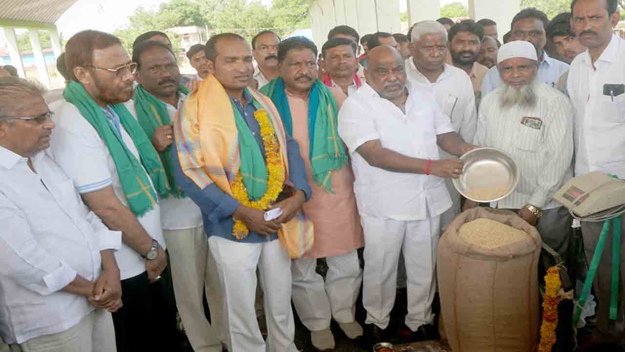 ప్రతి గింజనూ కొనుగోలు చేస్తాం..