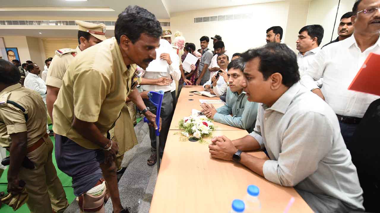 ఓపిగ్గా వింటూ.. పరిష్కారం చూపుతూ