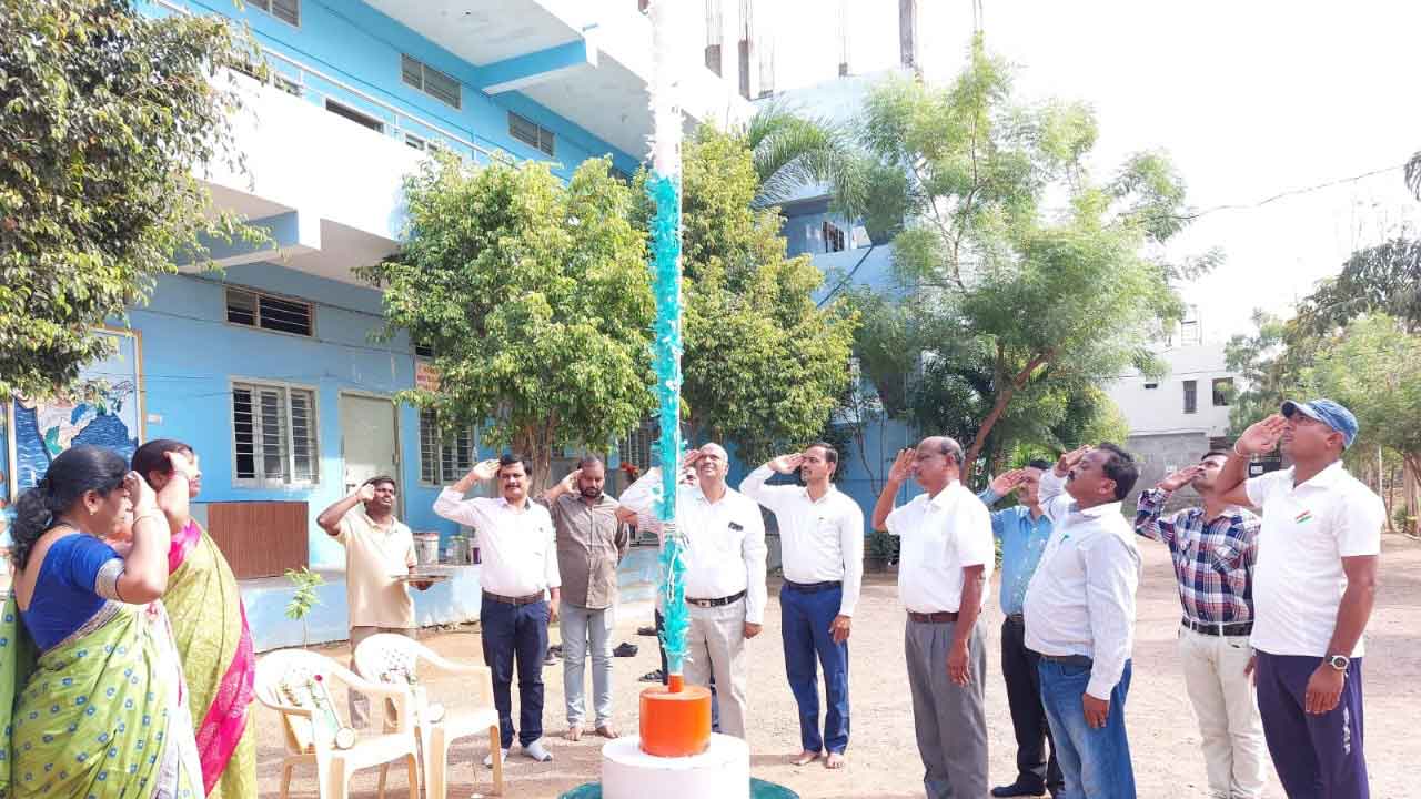 మువ్వన్నెల రెపరెపలు