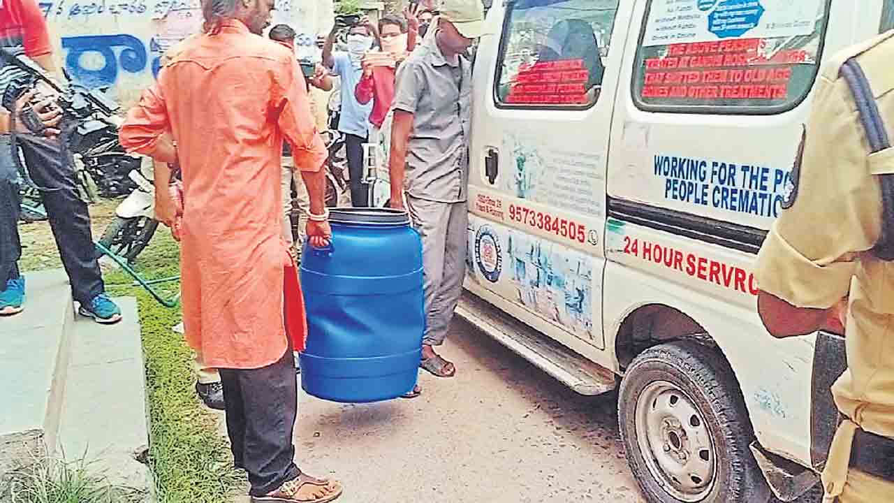 భార్యను చంపి.. డ్రమ్ములో కుక్కేసి..!