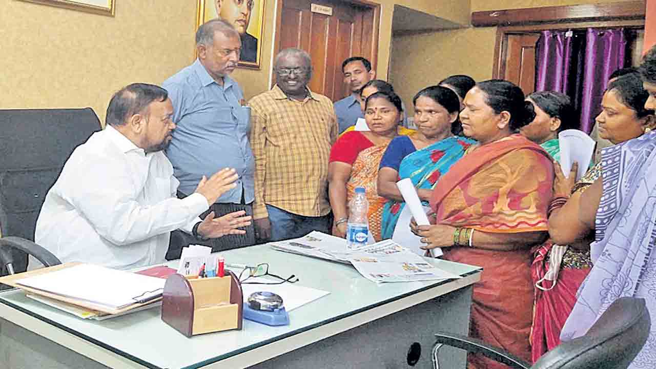 సంక్షేమ పథకాలపై అవగాహన ఉండాలి