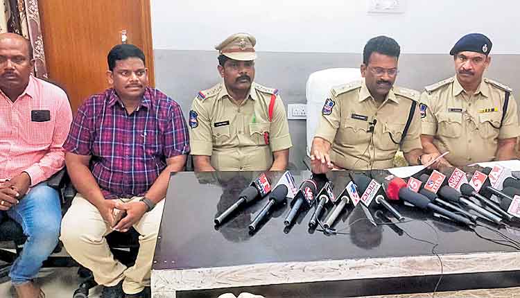 పరిగిలో తొమ్మిది క్వింటాళ్ల నకిలీ విత్తనాల పట్టివేత