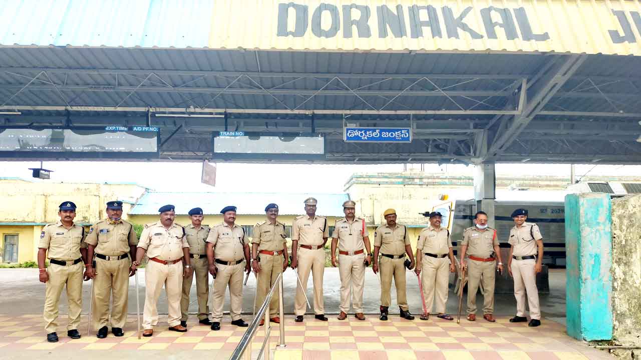 రైల్వేస్టేషన్లలో బందోబస్తు