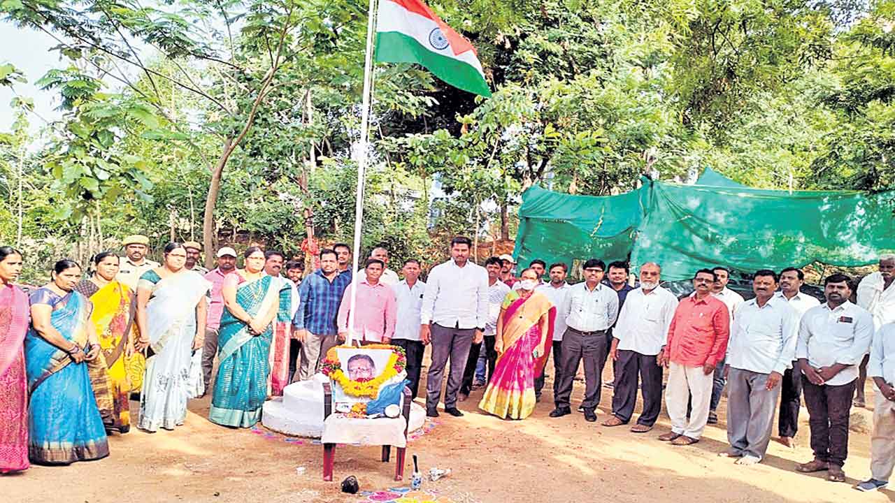 సబ్బండ వర్గాలకు ఉద్యమ ఫలాలు..
