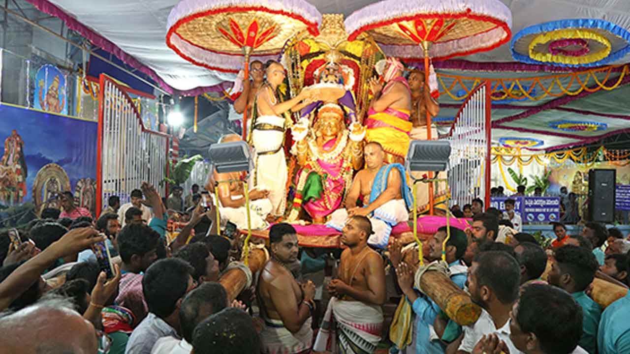 గ‌రుడ వాహ‌నంపై శ్రీ ప్రస‌న్న వేంకటేశ్వర‌స్వామివారు దర్శనం