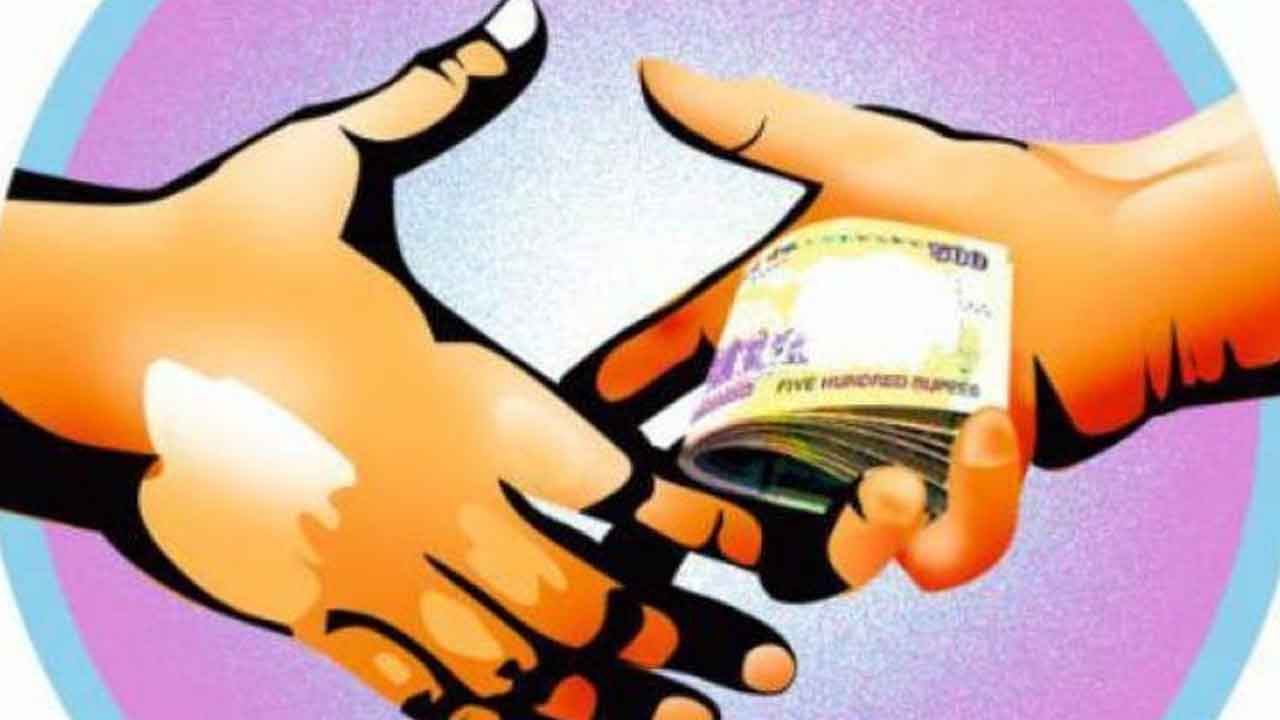 రూ.15 లక్షలు లంచం తీసుకుంటూ పట్టుబడ్డ ఎస్‌ఈ