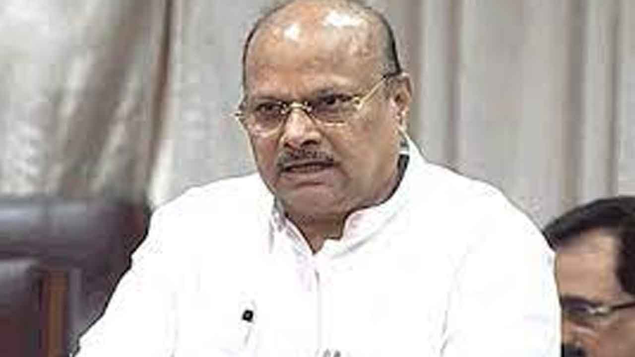 ప్రజలపై భారాన్ని మోపుతున్న కేంద్రాన్ని ప్రశ్నించరా ? : యనమల