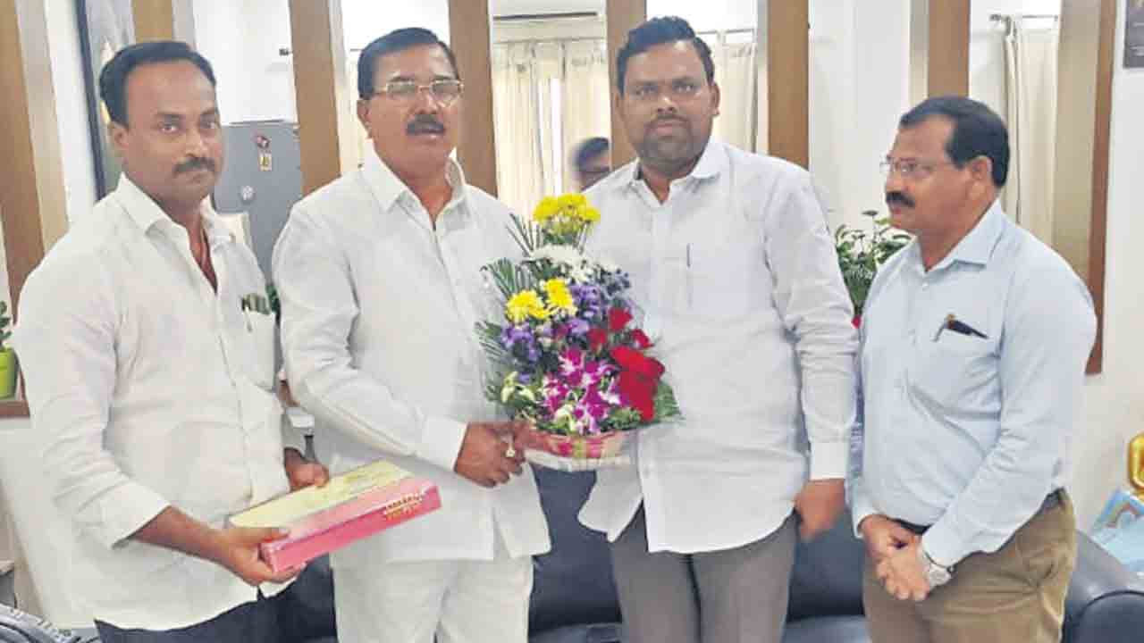 మంత్రి నిరంజన్‌రెడ్డిని కలిసిన గజ్వేల్‌ ఏఎంసీ చైర్మన్‌