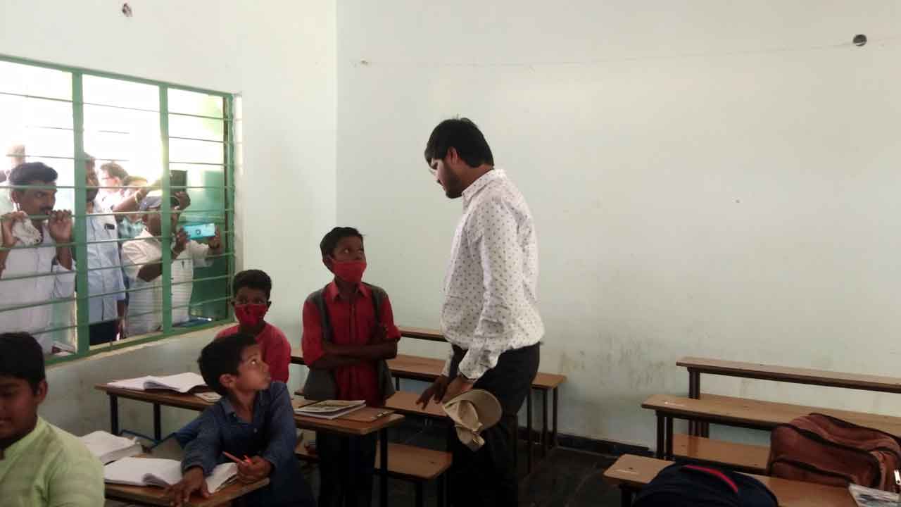 పాఠాలు బోధించి.. ప్రశ్నలు సంధించి..