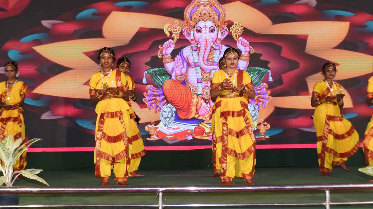 భవితకు బంగారు బాటలు వేసుకోవాలి