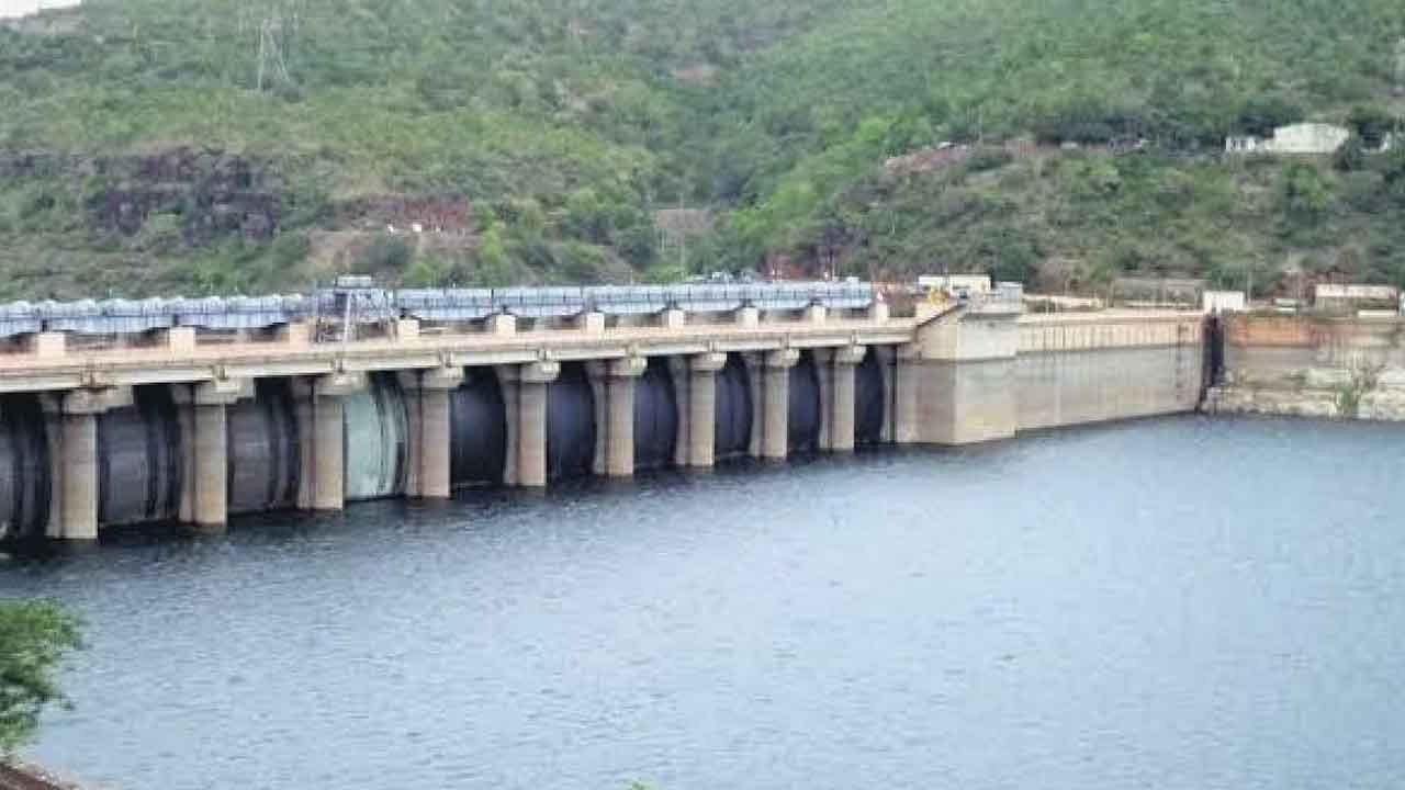 శ్రీశైలం జలాశయానికి పెరుగుతున్న వరద