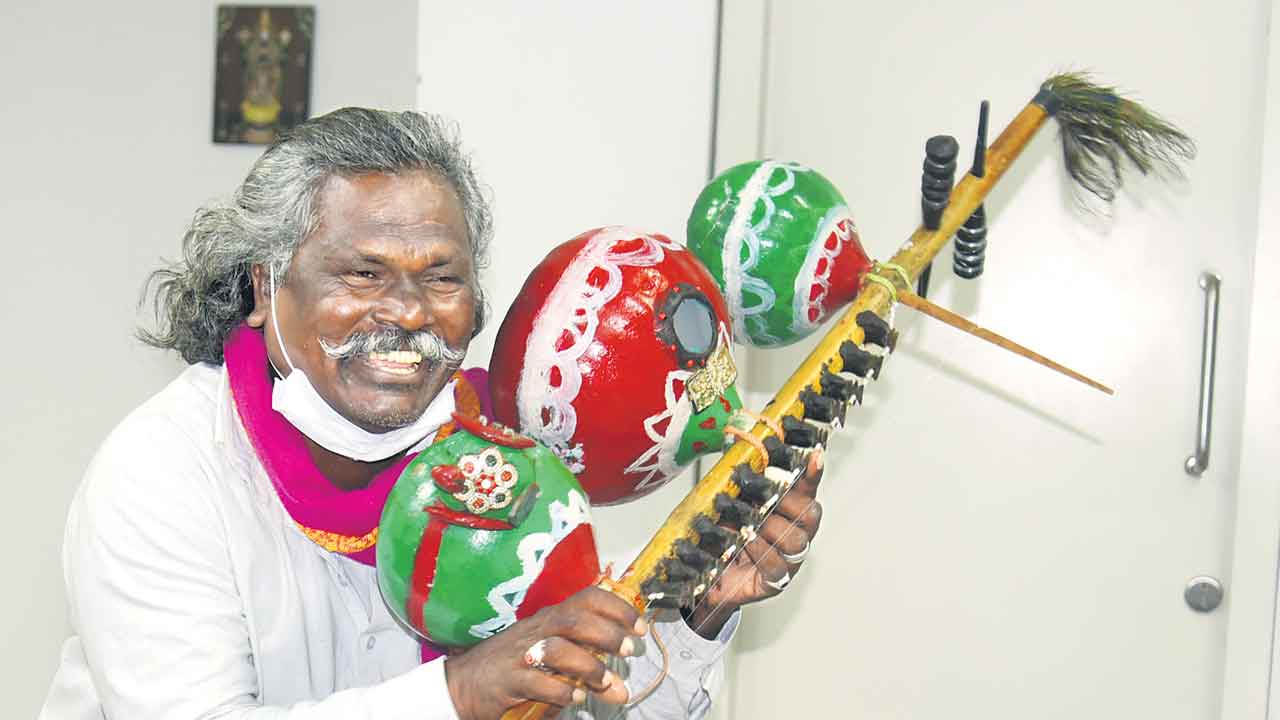 కిన్నెరమెట్ల మొగులయ్యకు కోటి నగదు, ఇంటి స్థలం