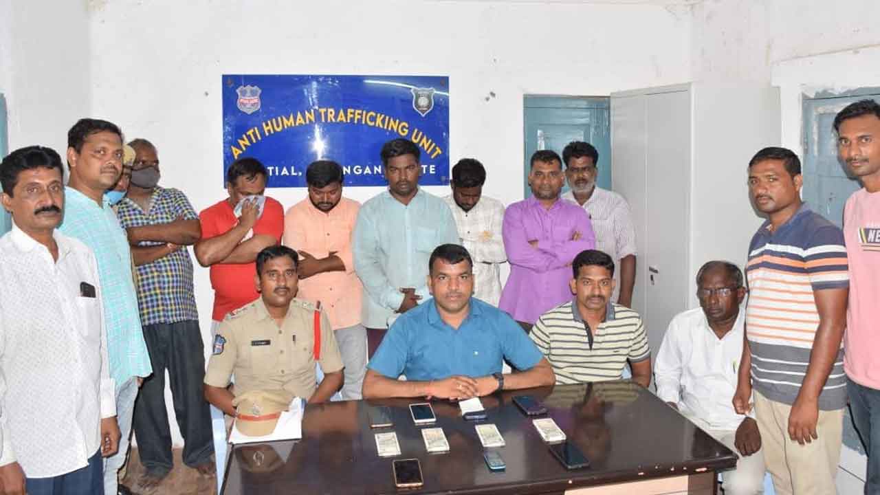 వాట్సాప్‌లో దందా..ఫోన్‌పేలో పేమెంట్‌